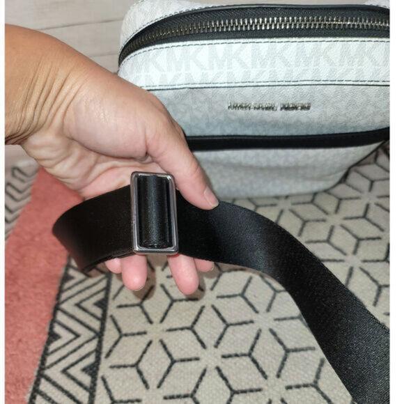 Michael Kors White and Black Crossbody Bag - Picture 5 of 16